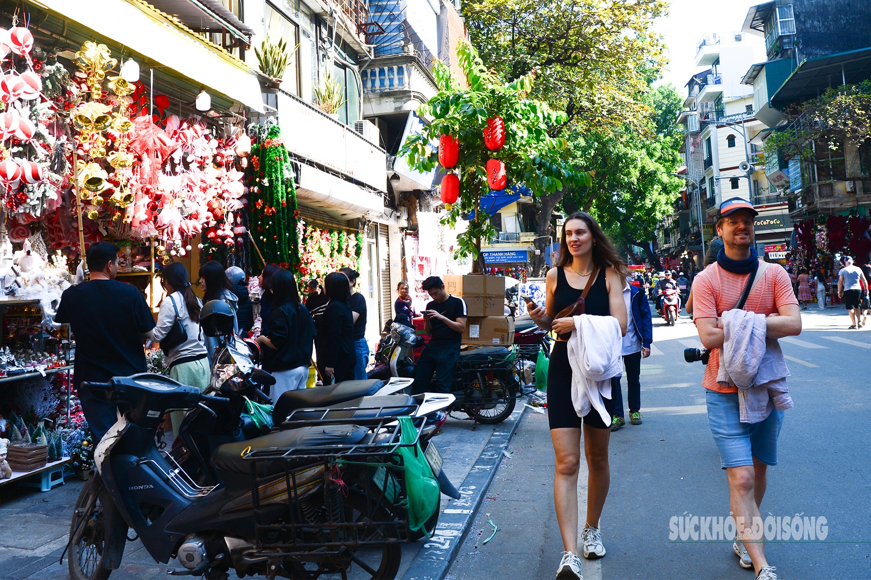 Phố Hàng Mã gọn gàng, thông thoáng dịp Noel- Ảnh 10. Phố Hàng Mã gọn gàng, thông thoáng dịp Noel- Ảnh 10.