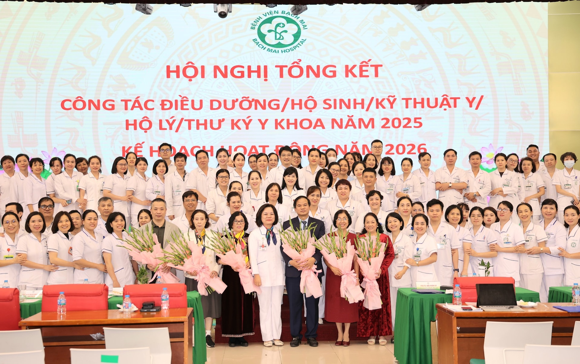 Sự tận tụy và đôi bàn tay của điều dưỡng đã giữ lại cơ hội sống cho người bệnh- Ảnh 5.