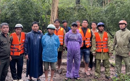 Công an kịp thời giải cứu 6 thành viên đội khảo sát địa chất mắc kẹt trong lũ- Ảnh 1. Công an kịp thời giải cứu 6 thành viên đội khảo sát địa chất mắc kẹt trong lũ- Ảnh 1.