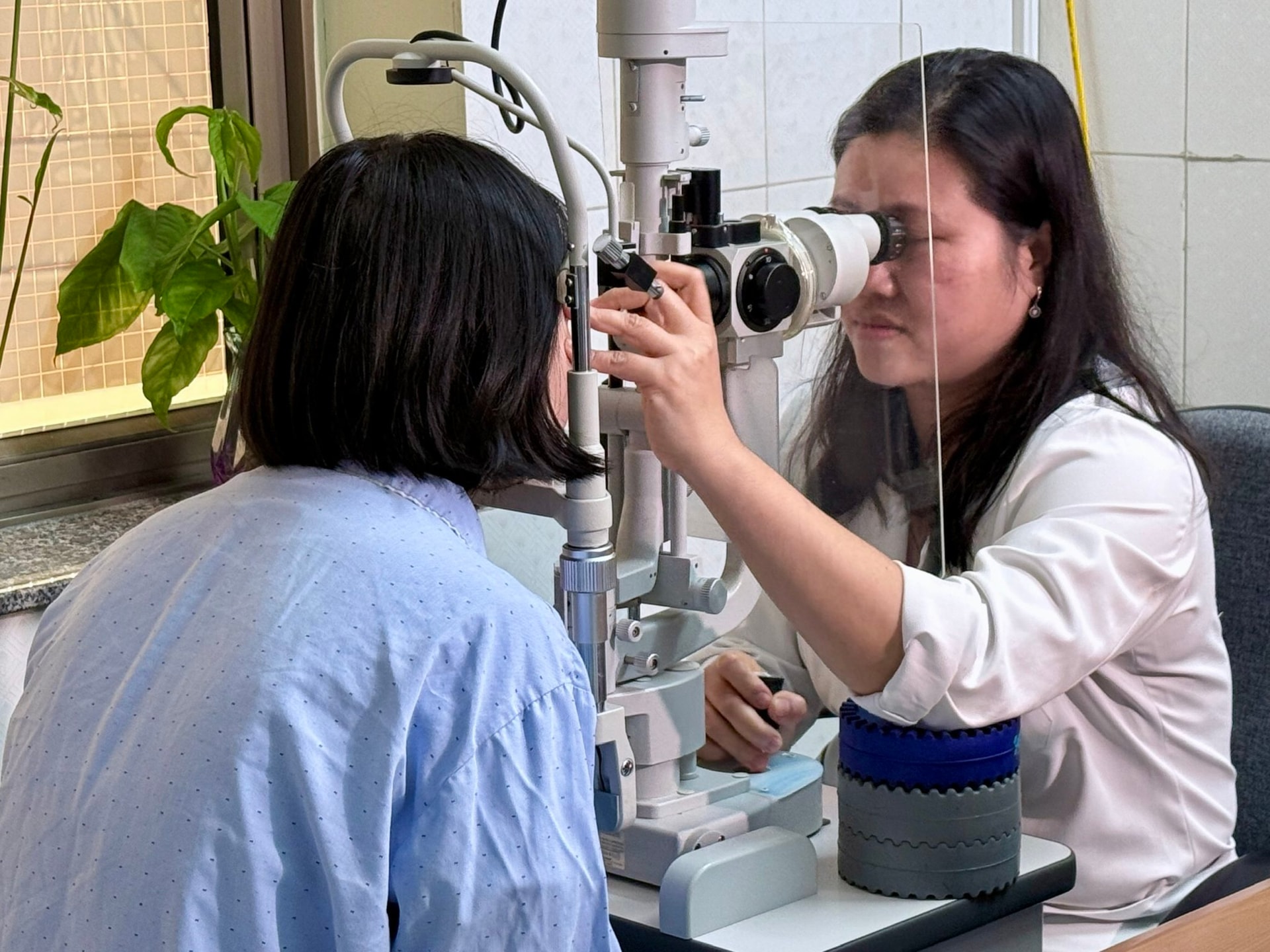 Nhiều người bất ngờ vì đi khám mới biết mắc căn bệnh dễ gây mù lòa- Ảnh 1. Nhiều người bất ngờ vì đi khám mới biết mắc căn bệnh dễ gây mù lòa- Ảnh 1.