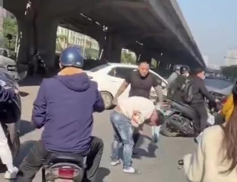 Kết cục của gã đàn ông hùng hổ đánh người- Ảnh 1. Kết cục của gã đàn ông hùng hổ đánh người- Ảnh 1.