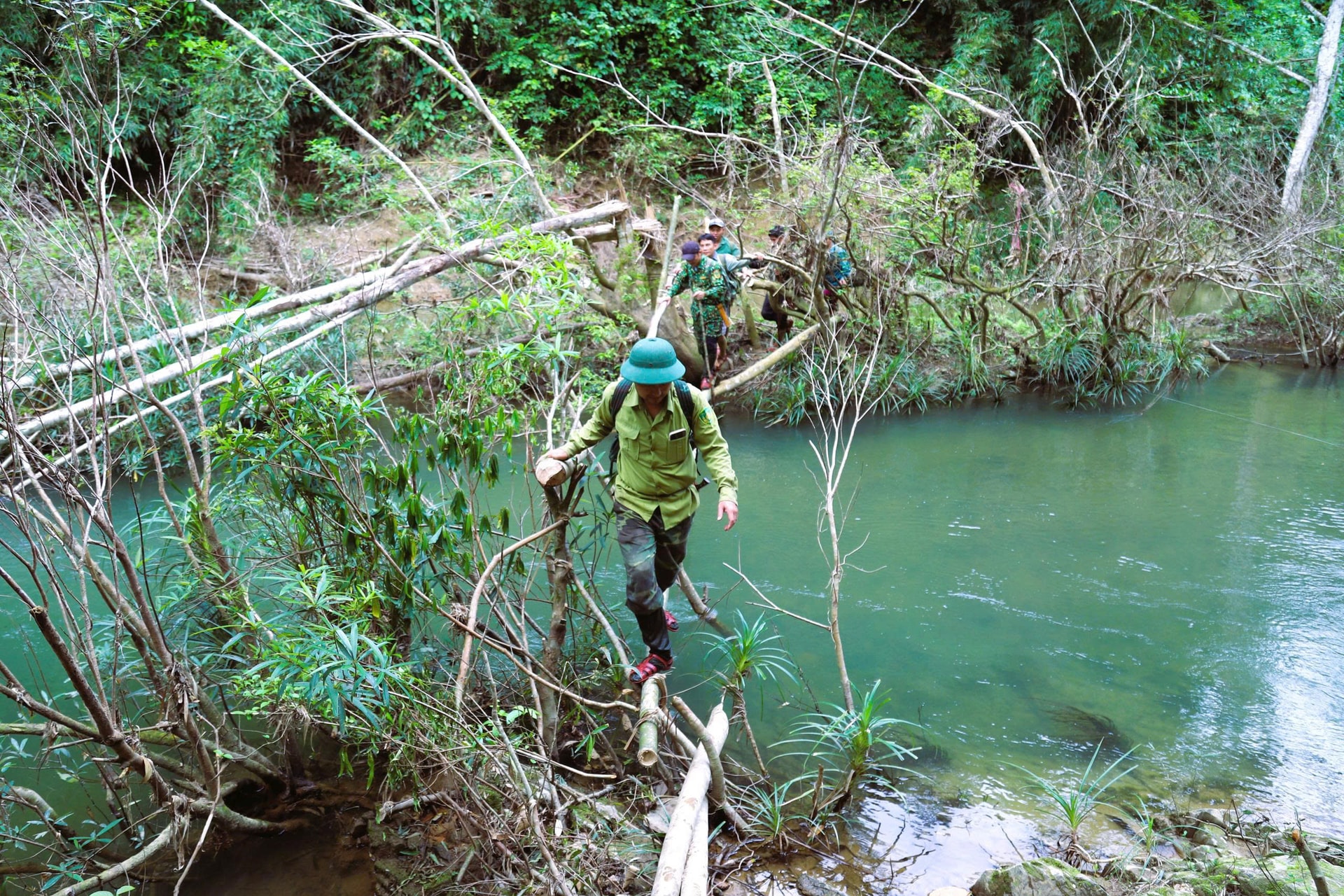 Lắp đặt hơn 60 bẫy ảnh giám sát động vật quý hiếm ở Khu bảo tồn thiên nhiên Pù Huống- Ảnh 2. Lắp đặt hơn 60 bẫy ảnh giám sát động vật quý hiếm ở Khu bảo tồn thiên nhiên Pù Huống- Ảnh 2.