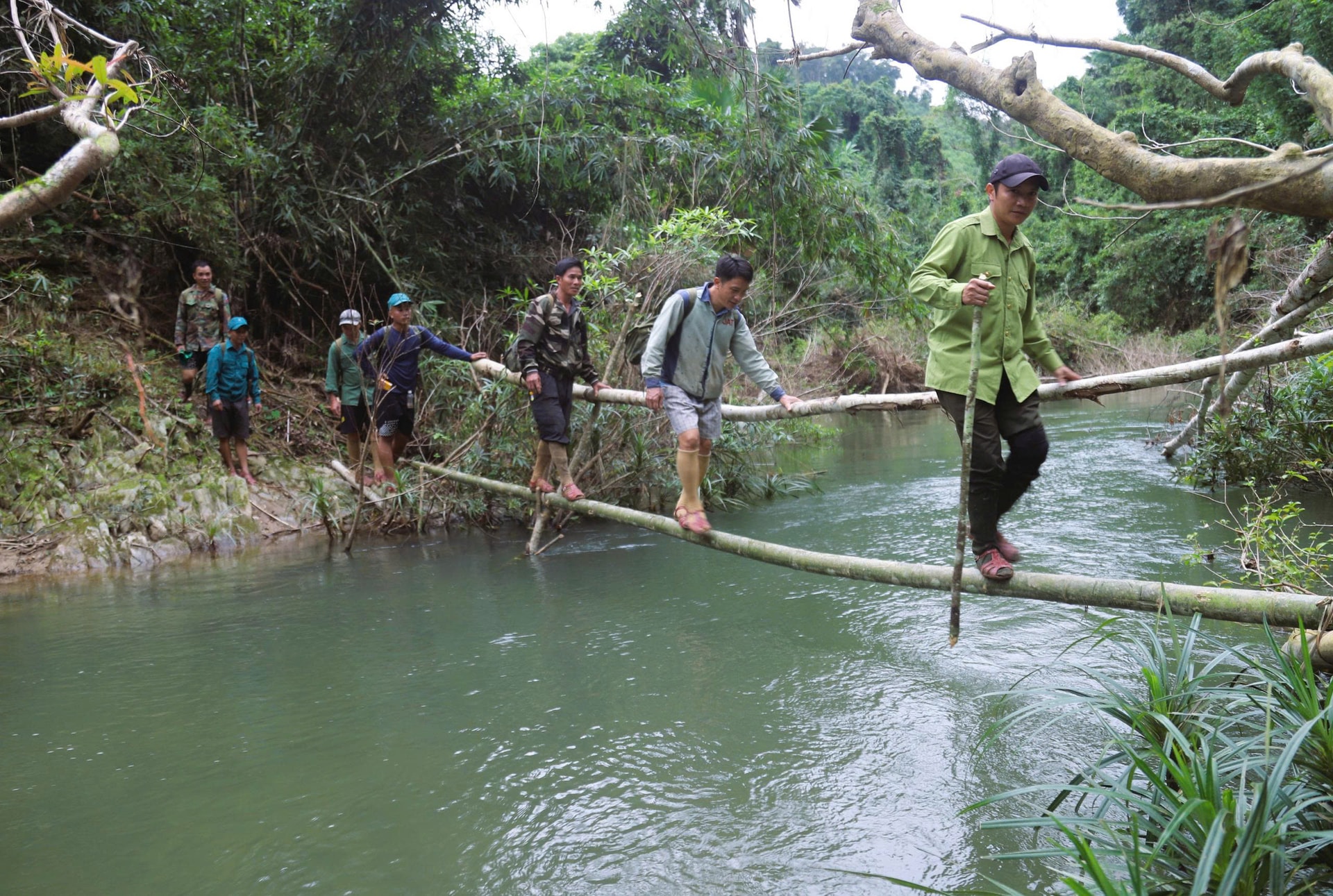 Lắp đặt hơn 60 bẫy ảnh giám sát động vật quý hiếm ở Khu bảo tồn thiên nhiên Pù Huống- Ảnh 1. Lắp đặt hơn 60 bẫy ảnh giám sát động vật quý hiếm ở Khu bảo tồn thiên nhiên Pù Huống- Ảnh 1.