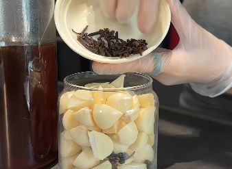 'Cơn sốt' tỏi và đinh hương ngâm mật ong: Có công dụng chống ốm như lời đồn?- Ảnh 2. 'Cơn sốt' tỏi và đinh hương ngâm mật ong: Có công dụng chống ốm như lời đồn?- Ảnh 2.