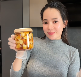 'Cơn sốt' tỏi và đinh hương ngâm mật ong: Có công dụng chống ốm như lời đồn?- Ảnh 1. 'Cơn sốt' tỏi và đinh hương ngâm mật ong: Có công dụng chống ốm như lời đồn?- Ảnh 1.