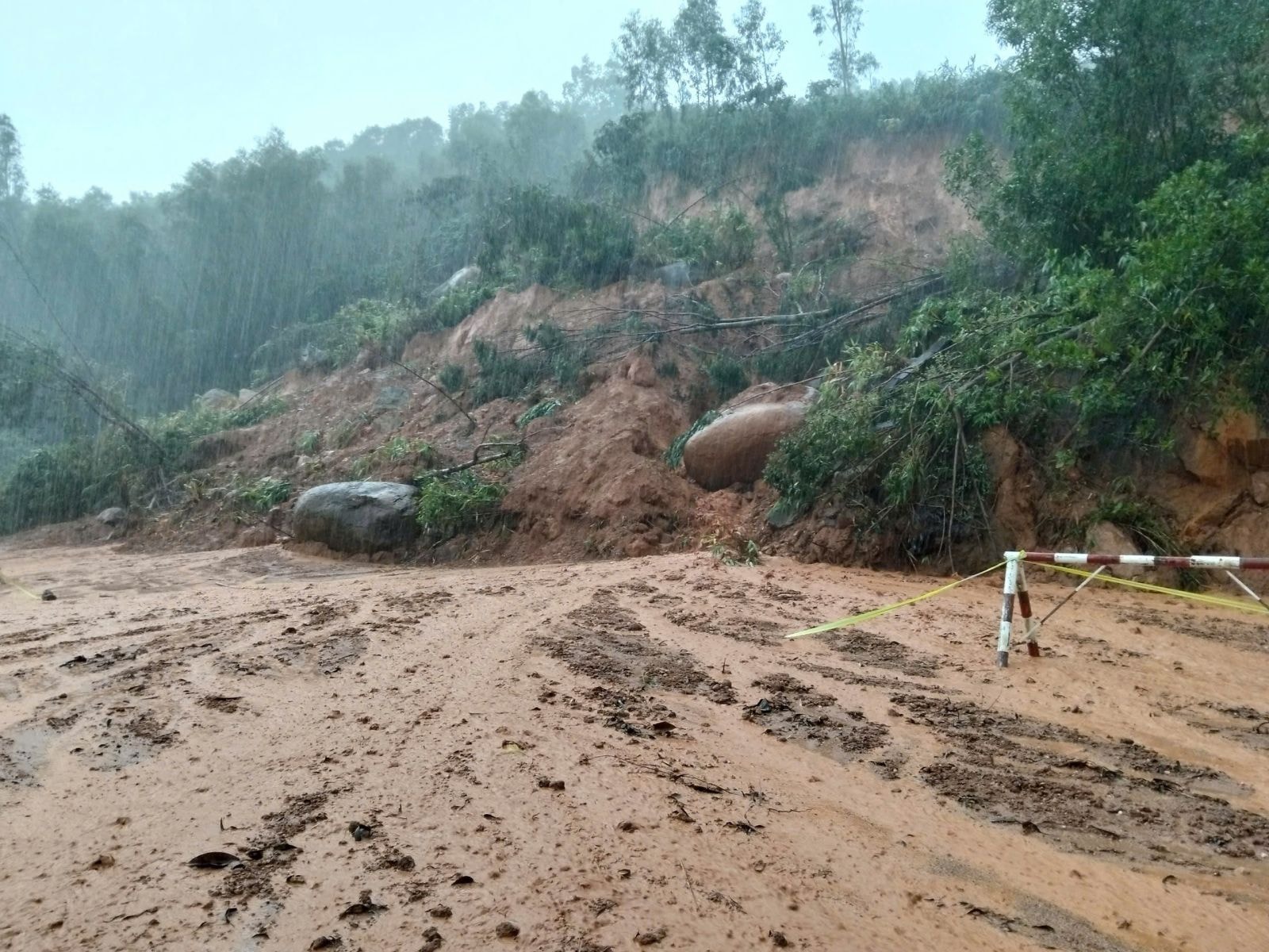 Video khẩn trương thu dọn bùn đất tràn xuống đường vào khu du lịch sau mưa lớn- Ảnh 1. Video khẩn trương thu dọn bùn đất tràn xuống đường vào khu du lịch sau mưa lớn- Ảnh 1.