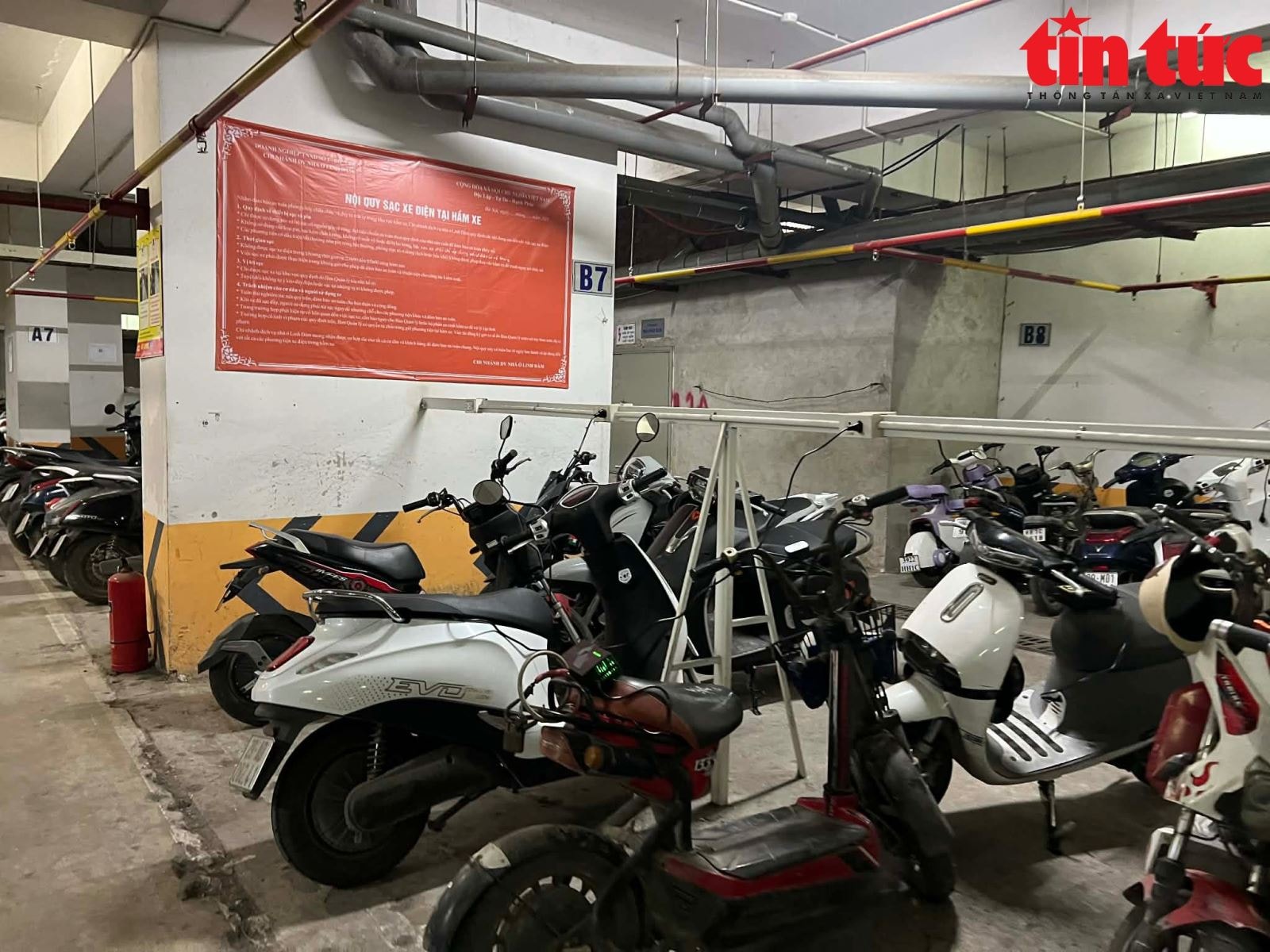 Thêm chung cư ở Hà Nội tạm dừng trông giữ xe điện mới- Ảnh 1. Thêm chung cư ở Hà Nội tạm dừng trông giữ xe điện mới- Ảnh 1.