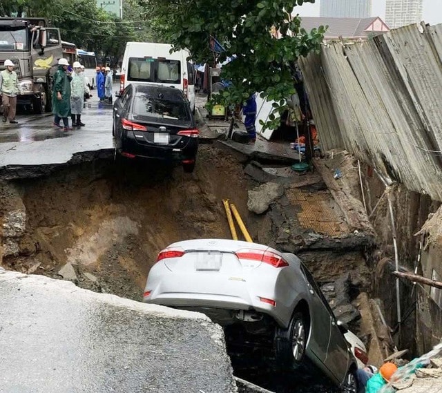 Đà Nẵng chỉ đạo khẩn vụ bất ngờ xuất hiện hố tử thần 'nuốt' ô tô- Ảnh 2. Đà Nẵng chỉ đạo khẩn vụ bất ngờ xuất hiện hố tử thần 'nuốt' ô tô- Ảnh 2.