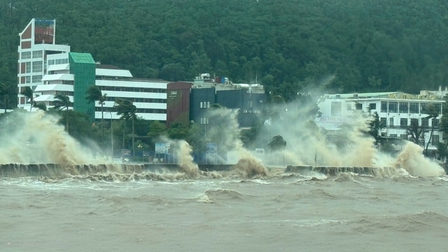 Miền Trung cục bộ có nơi mưa rất to, sóng biển cao đến 3m- Ảnh 1. Miền Trung cục bộ có nơi mưa rất to, sóng biển cao đến 3m- Ảnh 1.