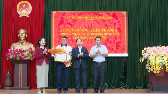 Người đàn ông dùng tiền thưởng khi cứu người để ủng hộ vùng lũ- Ảnh 1. Người đàn ông dùng tiền thưởng khi cứu người để ủng hộ vùng lũ- Ảnh 1.