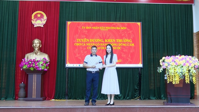 Người đàn ông dùng tiền thưởng khi cứu người để ủng hộ vùng lũ- Ảnh 2. Người đàn ông dùng tiền thưởng khi cứu người để ủng hộ vùng lũ- Ảnh 2.