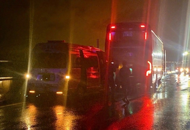 Xe cứu thương tông đuôi xe khách trên cao tốc, bệnh nhân tử vong- Ảnh 1. Xe cứu thương tông đuôi xe khách trên cao tốc, bệnh nhân tử vong- Ảnh 1.