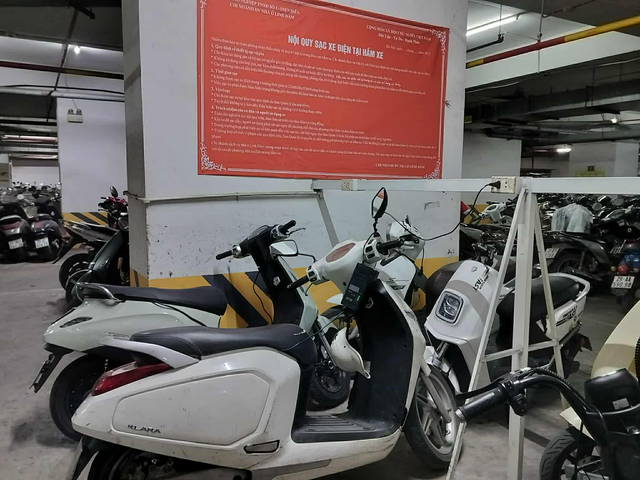 Phường chỉ đạo 'nóng' vụ chung cư 'vạn dân' ở Hà Nội thông báo ngừng nhận trông xe điện dưới tầng hầm - Ảnh 3. Phường chỉ đạo 'nóng' vụ chung cư 'vạn dân' ở Hà Nội thông báo ngừng nhận trông xe điện dưới tầng hầm - Ảnh 3.