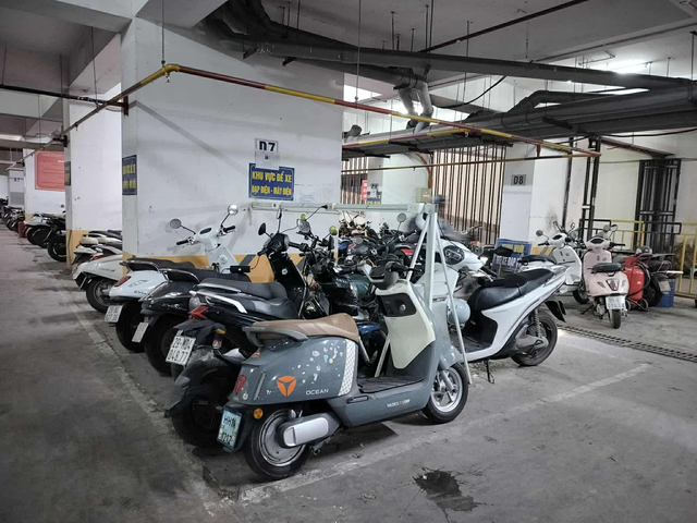 Phường chỉ đạo 'nóng' vụ chung cư 'vạn dân' ở Hà Nội thông báo ngừng nhận trông xe điện dưới tầng hầm - Ảnh 1. Phường chỉ đạo 'nóng' vụ chung cư 'vạn dân' ở Hà Nội thông báo ngừng nhận trông xe điện dưới tầng hầm - Ảnh 1.
