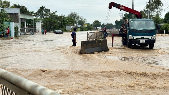 Nước lũ dâng hơn 2 mét, chia cắt Quốc lộ 1 và cuốn trôi tàu thuyền ở Lâm Đồng- Ảnh 1. Nước lũ dâng hơn 2 mét, chia cắt Quốc lộ 1 và cuốn trôi tàu thuyền ở Lâm Đồng- Ảnh 1.