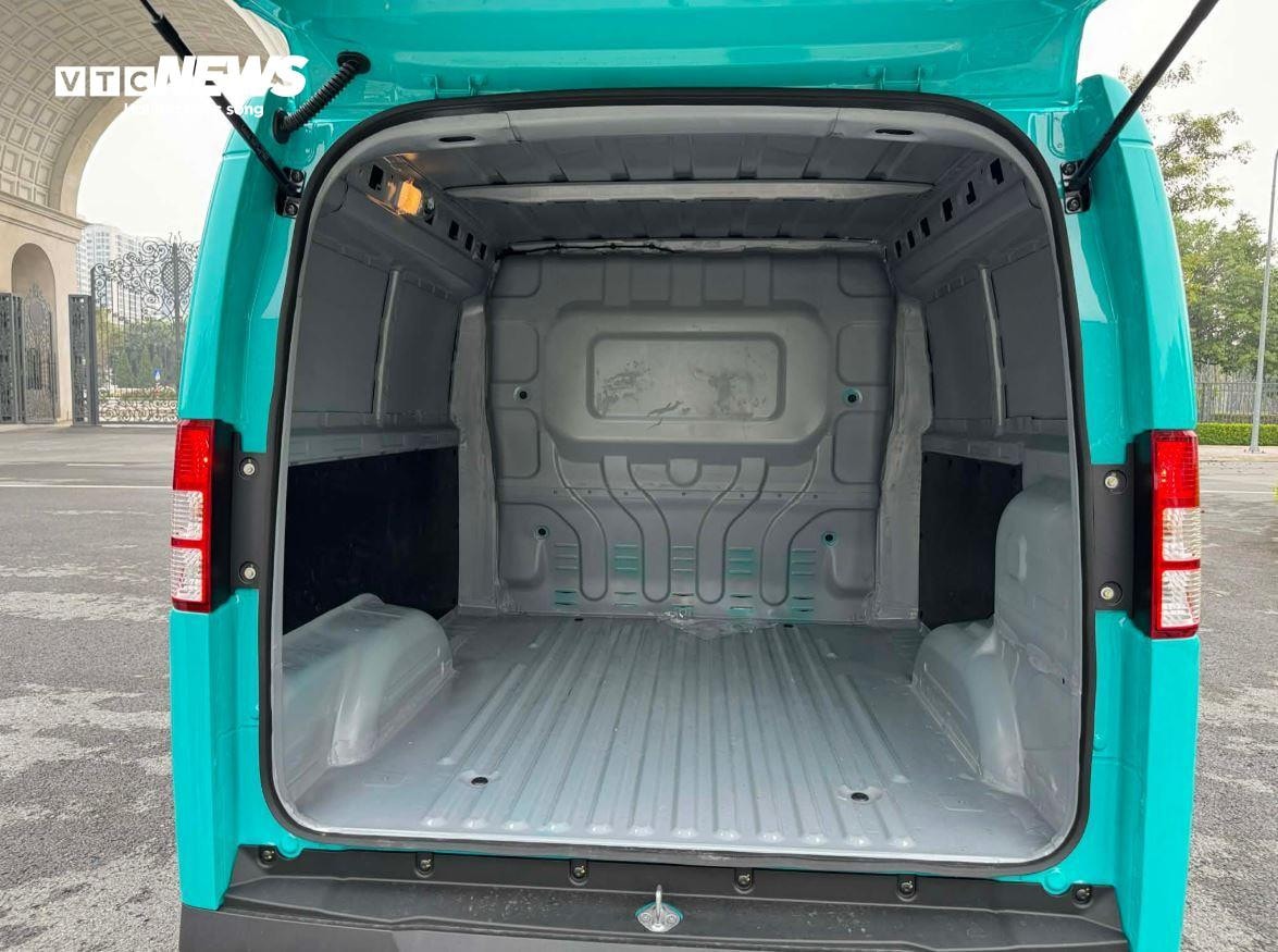 Xe có thiết kế khoang lái 2 chỗ ngồi cùng khoang hành lý phía sau với dung tích chứa hàng lên tới 2.600 L, tải trọng trên 600 kg. (Ảnh: Hải Ngọc)