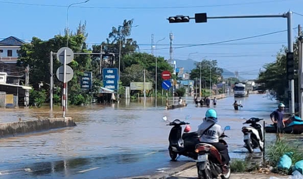 Giảm lưu lượng xả lũ, vùng hạ lưu ở Lâm Đồng bắt đầu tập trung khắc phục ngập lụt- Ảnh 3. Giảm lưu lượng xả lũ, vùng hạ lưu ở Lâm Đồng bắt đầu tập trung khắc phục ngập lụt- Ảnh 3.
