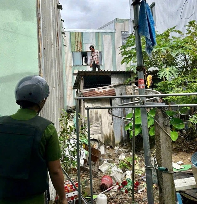 Khống chế đối tượng có hành động nguy hiểm trên mái nhà- Ảnh 1.