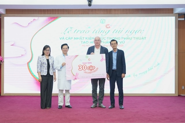 Tái tạo 'vòng 1' giúp người bệnh ung thư vú vượt qua mặc cảm- Ảnh 2. Tái tạo 'vòng 1' giúp người bệnh ung thư vú vượt qua mặc cảm- Ảnh 2.