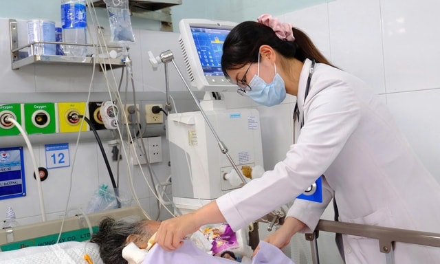 Cứu sống bệnh nhân 78 tuổi, nặng 100 kg bị ngưng tim, ngưng thở nhờ kỹ thuật lọc máu hiện đại- Ảnh 1. Cứu sống bệnh nhân 78 tuổi, nặng 100 kg bị ngưng tim, ngưng thở nhờ kỹ thuật lọc máu hiện đại- Ảnh 1.