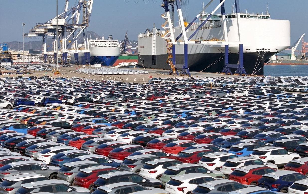 Ô tô chuẩn bị xuất khẩu tại một hải cảng ở tỉnh Sơn Đông, Trung Quốc. (Ảnh: China Daily)