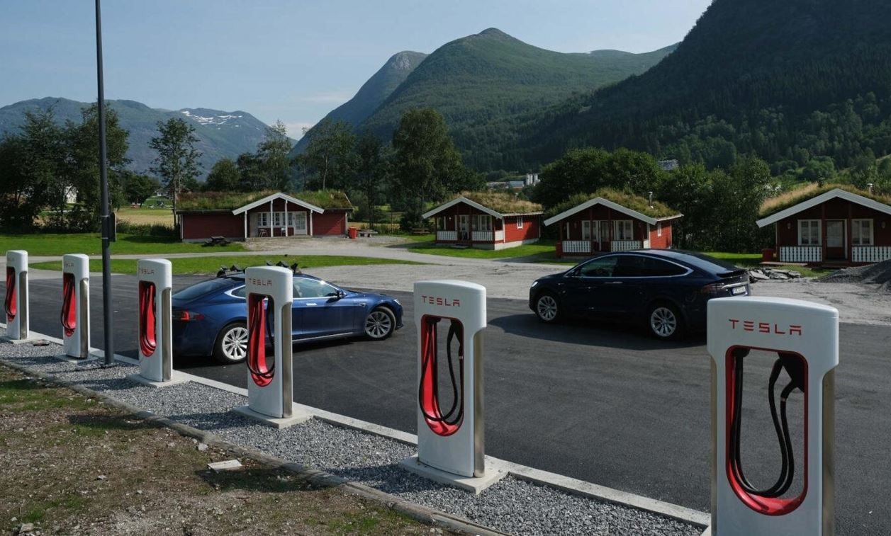 Một điểm sạc của Tesla ở Na Uy. (Ảnh: Undark)