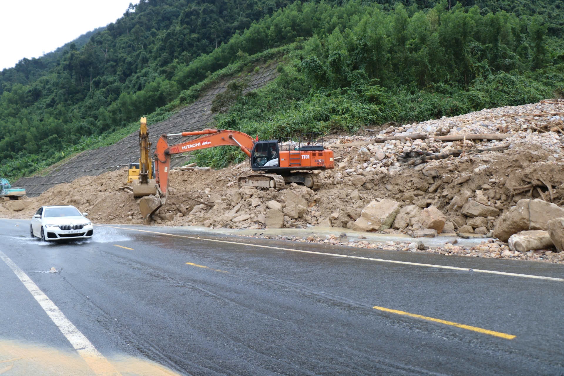 Vì sao phải tiếp tục tổ chức giao thông tạm thời trên cao tốc La Sơn - Hòa Liên?- Ảnh 1.