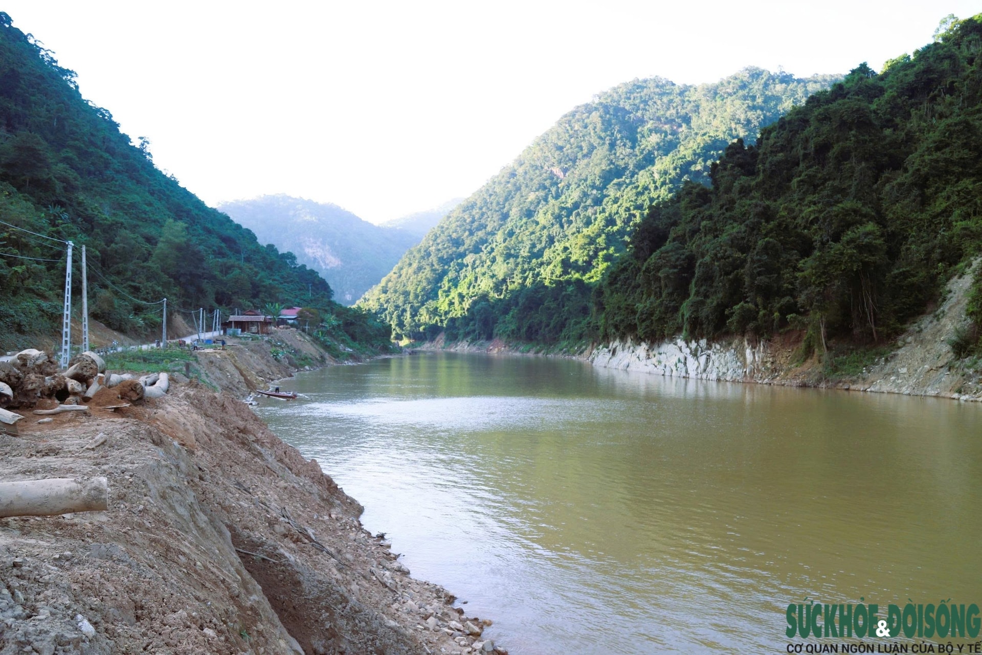 Hiểm nguy từ những chuyến 'săn gỗ' trên sông Nậm Nơn- Ảnh 1. Hiểm nguy từ những chuyến 'săn gỗ' trên sông Nậm Nơn- Ảnh 1.