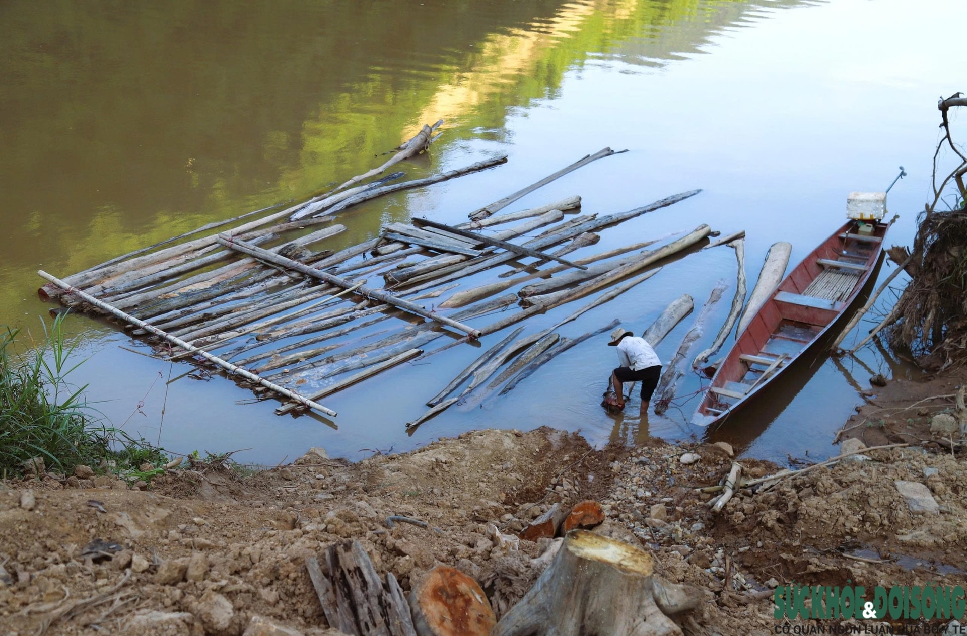 Hiểm nguy từ những chuyến 'săn gỗ' trên sông Nậm Nơn- Ảnh 6. Hiểm nguy từ những chuyến 'săn gỗ' trên sông Nậm Nơn- Ảnh 6.