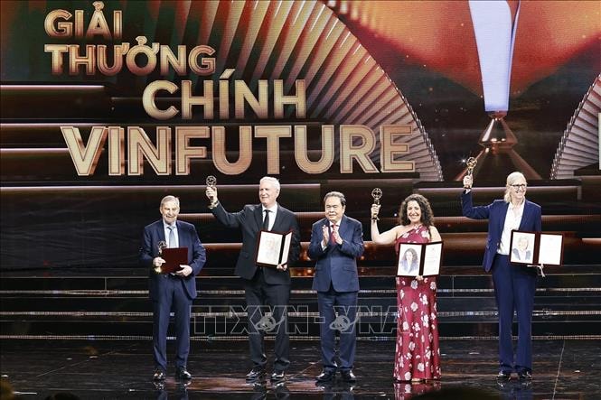 Giải thưởng Chính VinFuture năm 2025 vinh danh những nhà khoa học khám phá và phát triển vaccine HPV- Ảnh 1.