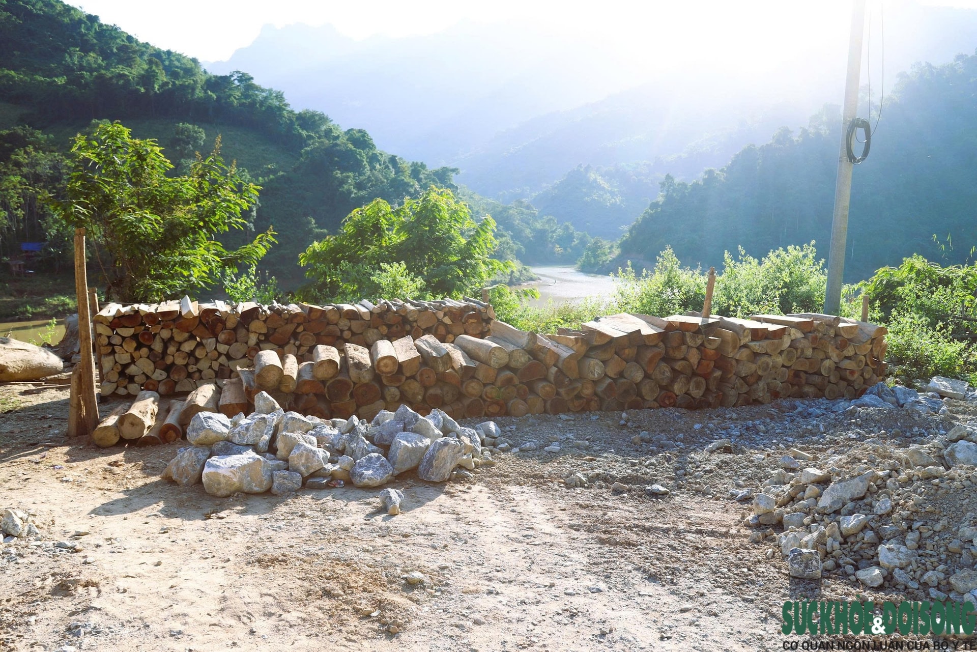 Hiểm nguy từ những chuyến 'săn gỗ' trên sông Nậm Nơn- Ảnh 17. Hiểm nguy từ những chuyến 'săn gỗ' trên sông Nậm Nơn- Ảnh 17.