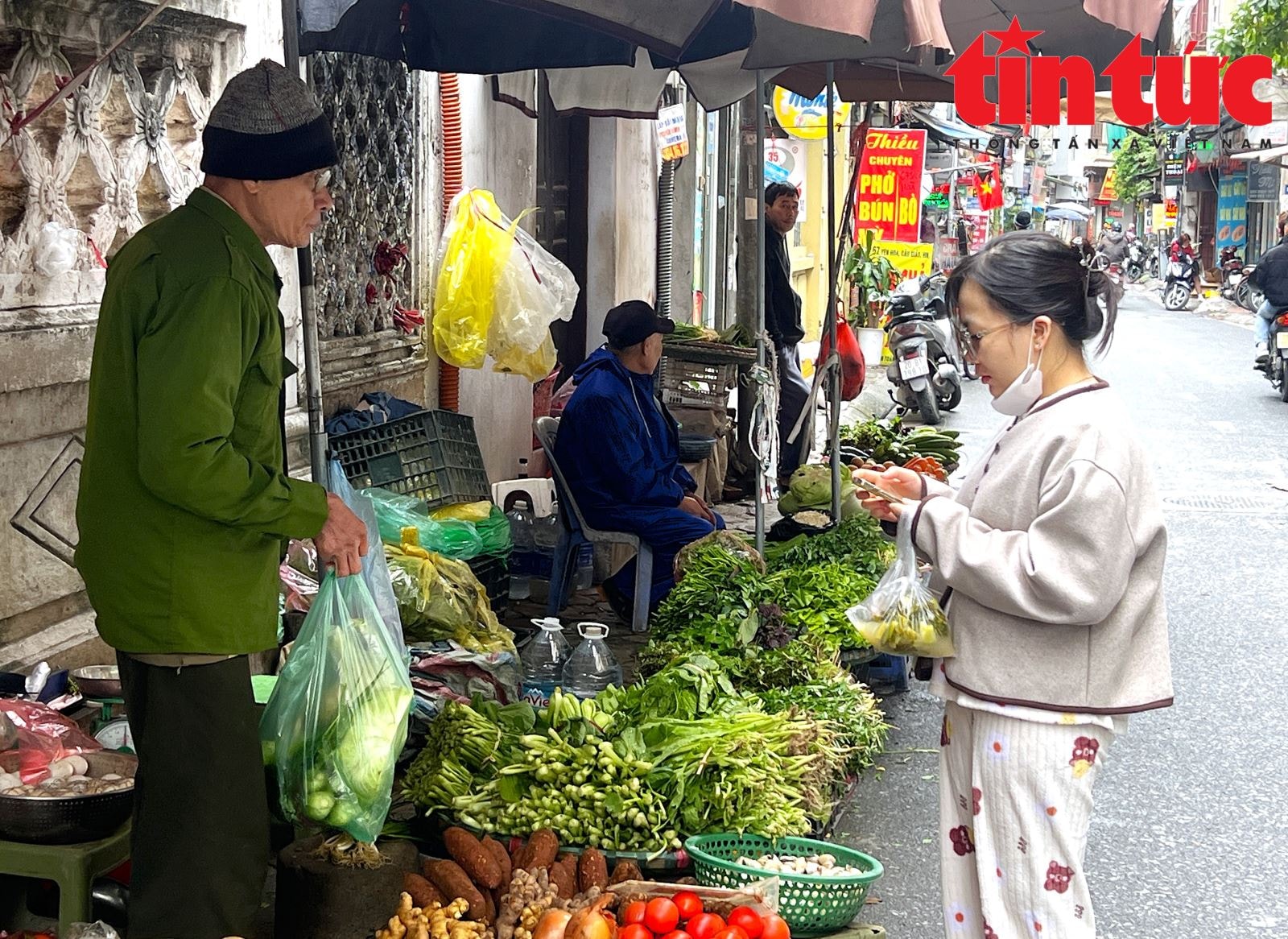 Giá thực phẩm tăng mạnh kéo chỉ số giá tiêu dùng tháng 11 tăng 0,45%- Ảnh 1. Giá thực phẩm tăng mạnh kéo chỉ số giá tiêu dùng tháng 11 tăng 0,45%- Ảnh 1.