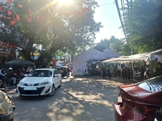 Dựng rạp cưới gần kín hết lòng đường có bị xử phạt không?- Ảnh 2.