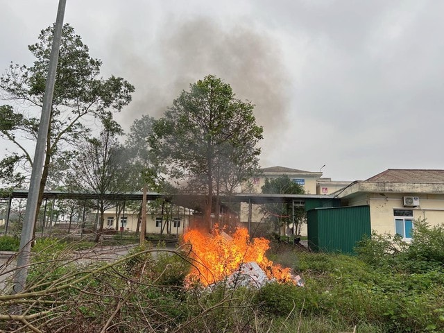 Tiêu hủy lượng lớn thuốc chữa bệnh không rõ xuất xứ- Ảnh 2. Tiêu hủy lượng lớn thuốc chữa bệnh không rõ xuất xứ- Ảnh 2.