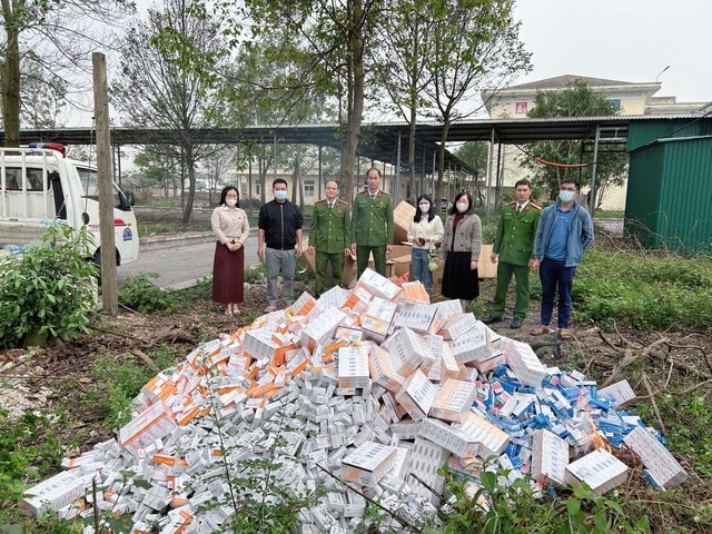 Tiêu hủy lượng lớn thuốc chữa bệnh không rõ xuất xứ- Ảnh 1. Tiêu hủy lượng lớn thuốc chữa bệnh không rõ xuất xứ- Ảnh 1.