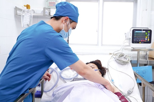 Hai nữ nạn nhân thoát nạn vụ cháy quán bún ốc đã ổn định, được theo dõi đặc biệt- Ảnh 1.