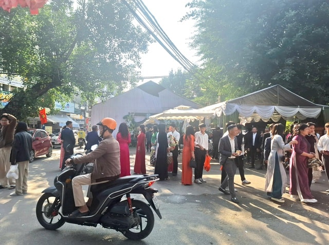 Dựng rạp cưới gần kín hết lòng đường có bị xử phạt không?- Ảnh 1.