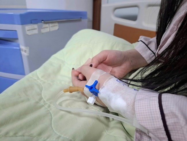 Thiếu nữ 23 tuổi bị liệt dần vì bóng cười, hít 12–15 giờ liền gia đình không hề biết- Ảnh 1. Thiếu nữ 23 tuổi bị liệt dần vì bóng cười, hít 12–15 giờ liền gia đình không hề biết- Ảnh 1.