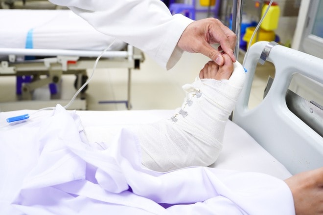 Hai nữ nạn nhân thoát nạn vụ cháy quán bún ốc đã ổn định, được theo dõi đặc biệt- Ảnh 3.