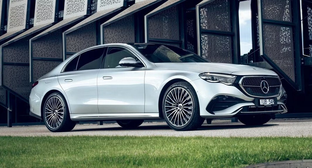 Mercedes E300 AMG 2025 mang phong cách sang trọng pha lẫn thể thao. (Ảnh: XeMercedes.Vn)