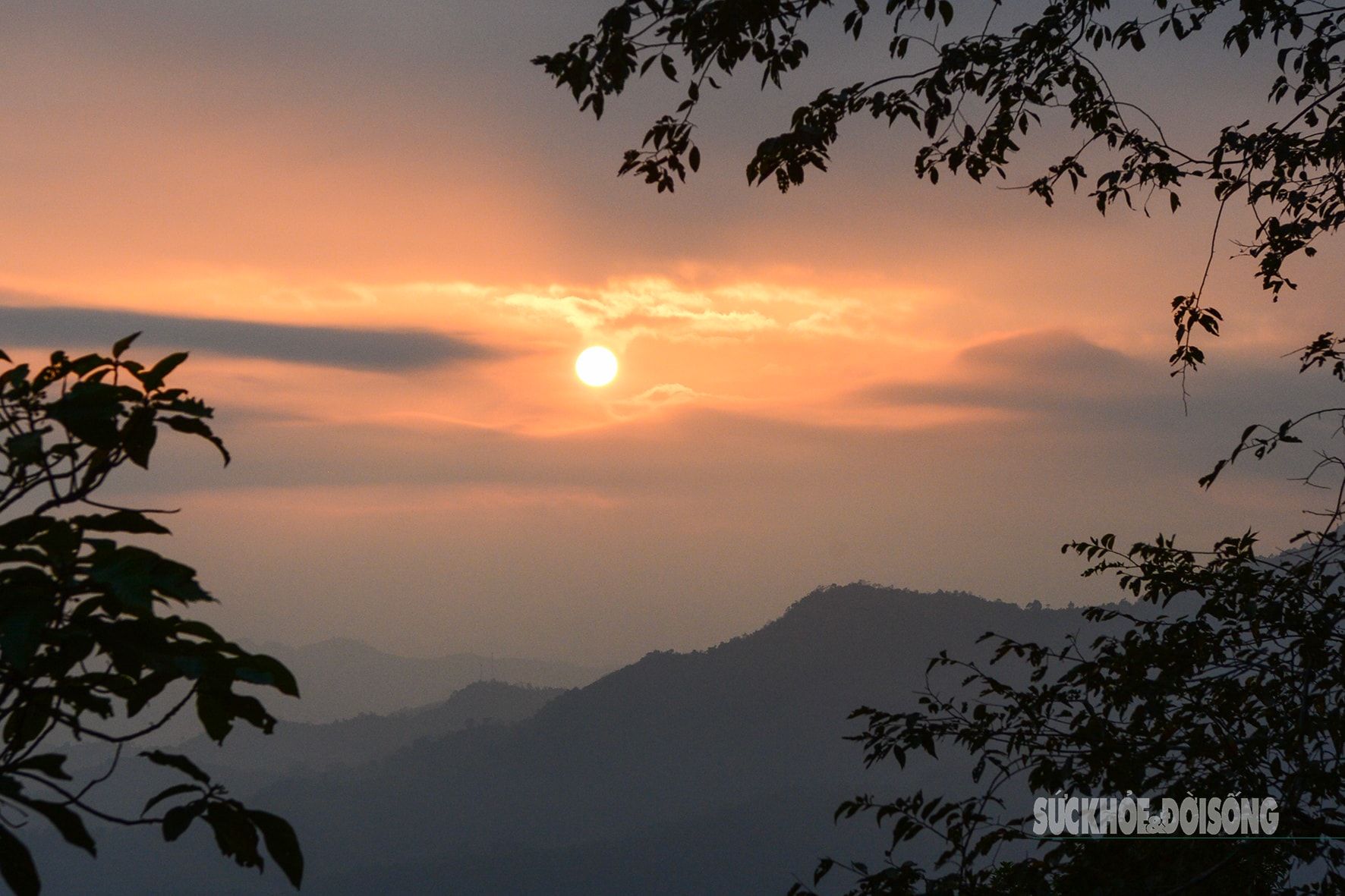 Theo chân giới trẻ lên Đồn Đèn đón bình minh và săn biển mây tuyệt đẹp- Ảnh 1. Theo chân giới trẻ lên Đồn Đèn đón bình minh và săn biển mây tuyệt đẹp- Ảnh 1.