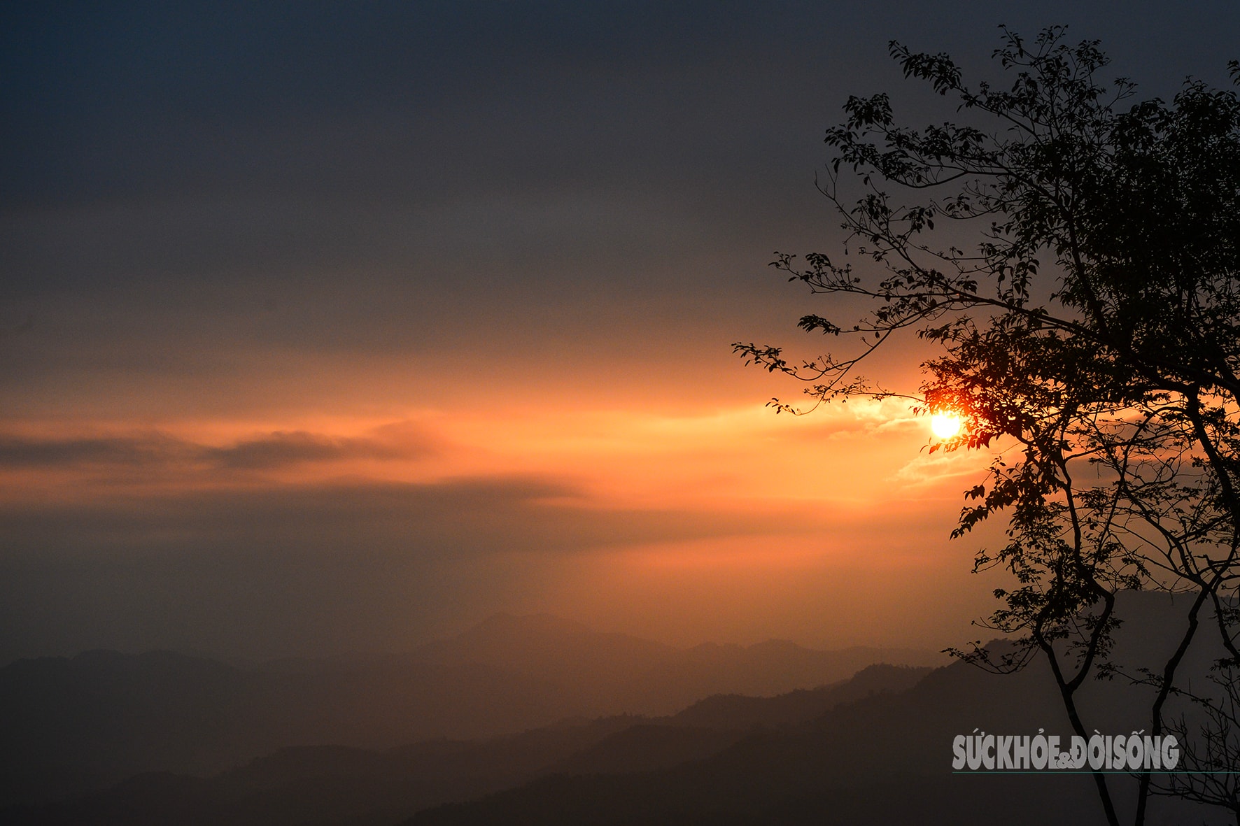 Theo chân giới trẻ lên Đồn Đèn đón bình minh và săn biển mây tuyệt đẹp- Ảnh 13. Theo chân giới trẻ lên Đồn Đèn đón bình minh và săn biển mây tuyệt đẹp- Ảnh 13.