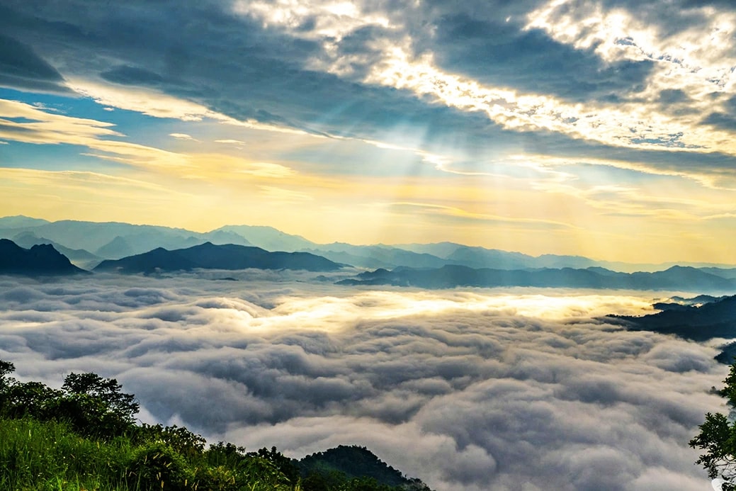 Theo chân giới trẻ lên Đồn Đèn đón bình minh và săn biển mây tuyệt đẹp- Ảnh 12. Theo chân giới trẻ lên Đồn Đèn đón bình minh và săn biển mây tuyệt đẹp- Ảnh 12.