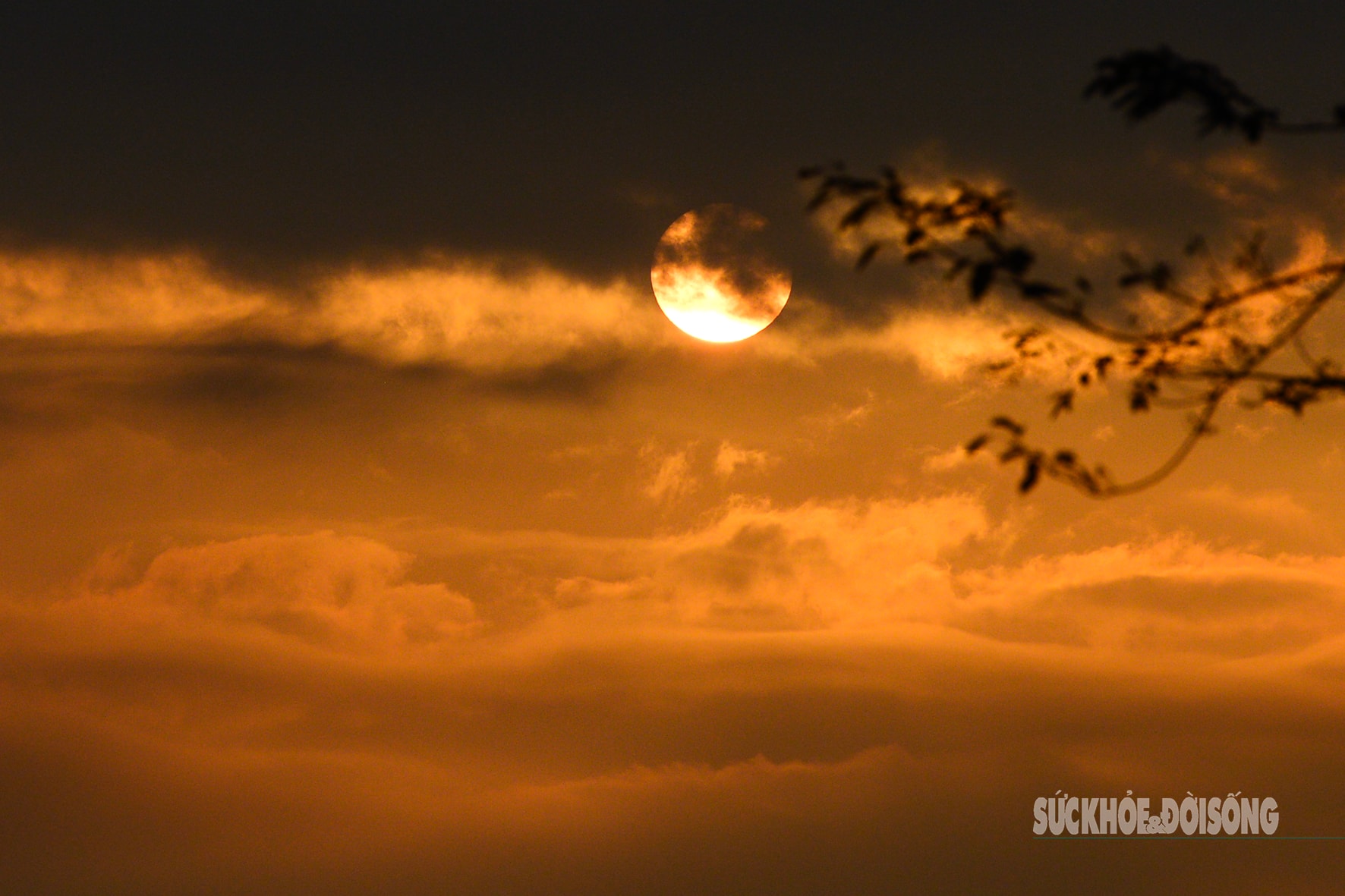 Theo chân giới trẻ lên Đồn Đèn đón bình minh và săn biển mây tuyệt đẹp- Ảnh 8. Theo chân giới trẻ lên Đồn Đèn đón bình minh và săn biển mây tuyệt đẹp- Ảnh 8.