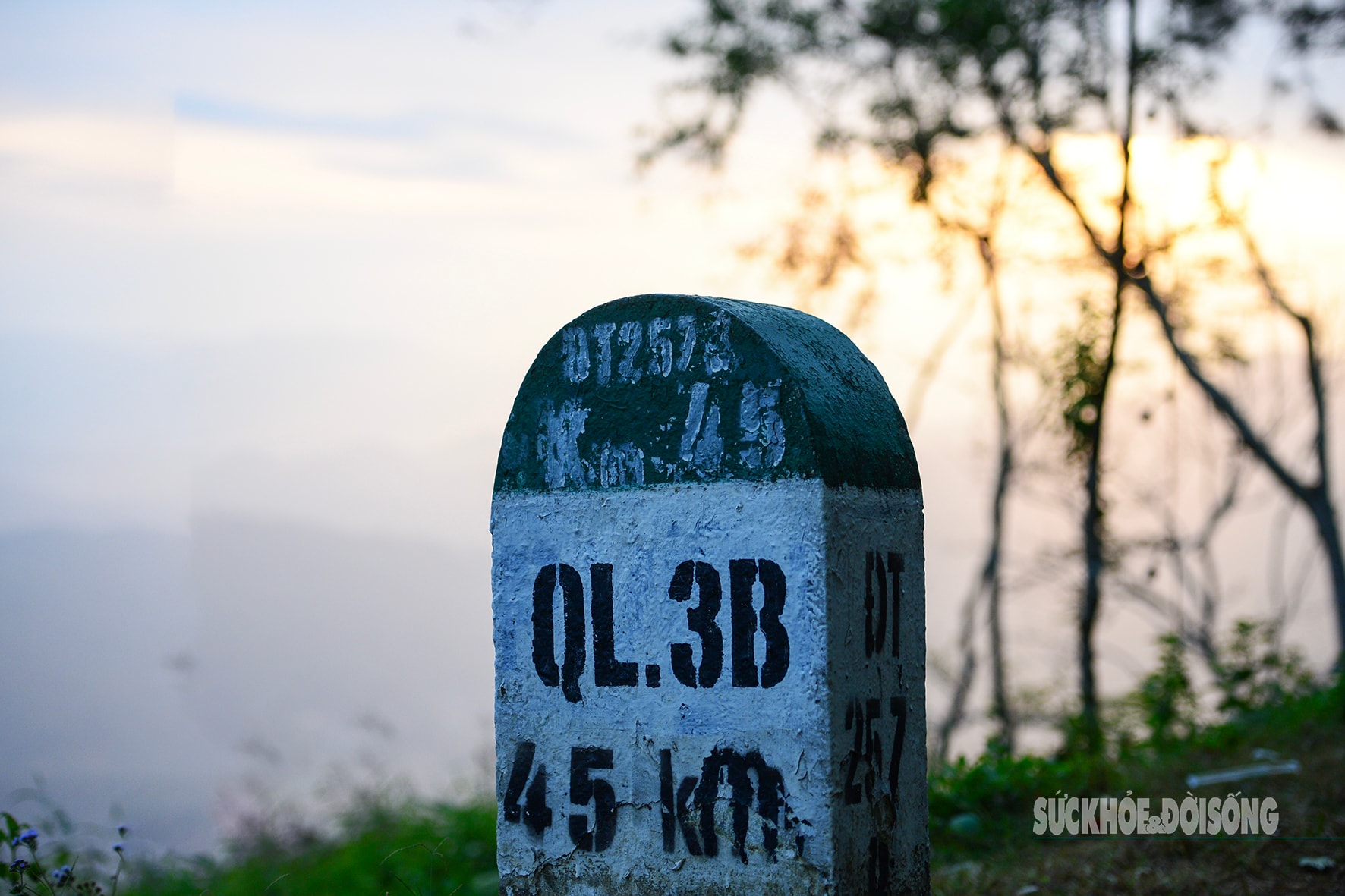 Theo chân giới trẻ lên Đồn Đèn đón bình minh và săn biển mây tuyệt đẹp- Ảnh 5. Theo chân giới trẻ lên Đồn Đèn đón bình minh và săn biển mây tuyệt đẹp- Ảnh 5.