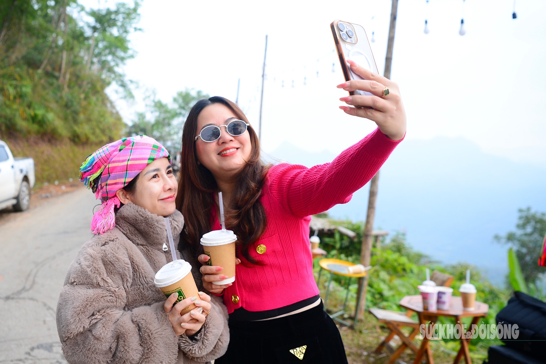 Theo chân giới trẻ lên Đồn Đèn đón bình minh và săn biển mây tuyệt đẹp- Ảnh 10. Theo chân giới trẻ lên Đồn Đèn đón bình minh và săn biển mây tuyệt đẹp- Ảnh 10.