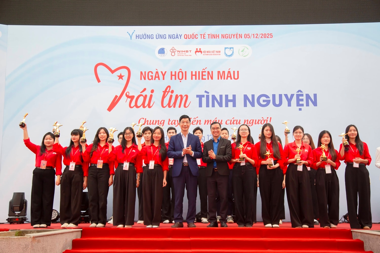 Hàng nghìn 'trái tim tình nguyện' hiến máu để đảm bảo nguồn máu cho điều trị cuối năm- Ảnh 2.