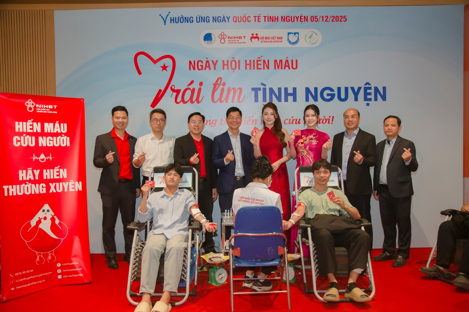 Hàng nghìn 'trái tim tình nguyện' hiến máu để đảm bảo nguồn máu cho điều trị cuối năm- Ảnh 3.