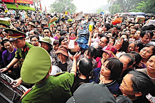 Công an cảnh báo nguy hiểm và khuyến cáo người dân khi đứng giữa đám đông- Ảnh 2. Công an cảnh báo nguy hiểm và khuyến cáo người dân khi đứng giữa đám đông- Ảnh 2.