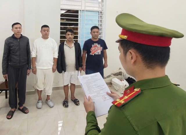 Người đàn ông ngoại quốc bị 'giam lỏng' trong khách sạn vì khoản nợ 100.000 tệ- Ảnh 1.